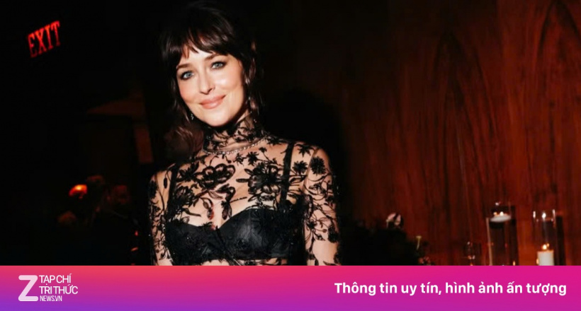 Váy áo xuyên thấu của mỹ nhân '50 Sắc Thái'