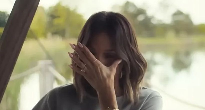 Victoria Beckham khóc vì áp lực và nợ hàng triệu USD