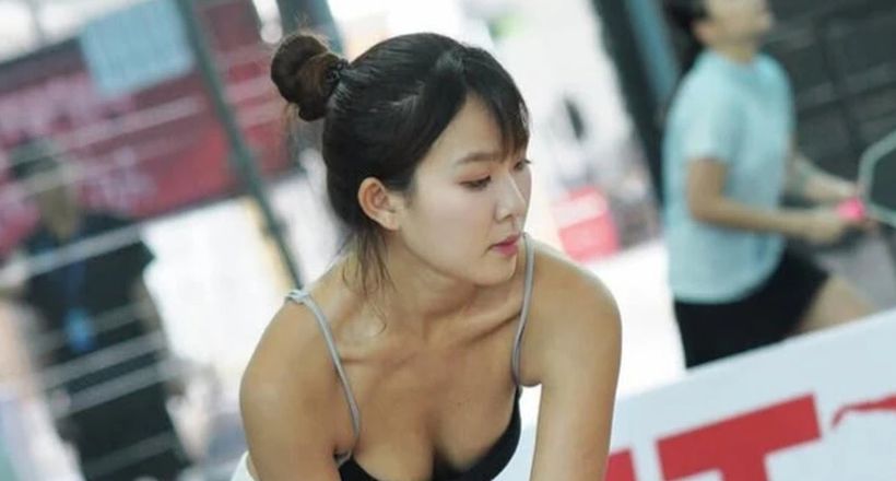 Vén váy trên sân pickleball có đáng bị chỉ trích?