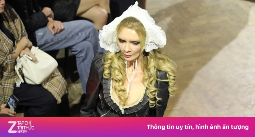 'Nữ hoàng phông bạt' lại theo mốt 'không quần'