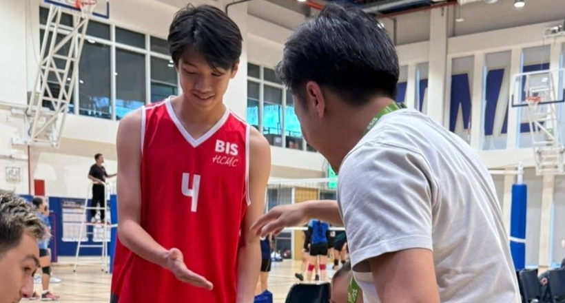 Doanh nhân Nguyễn Quốc Cường cổ vũ con trai đấu bóng chuyền