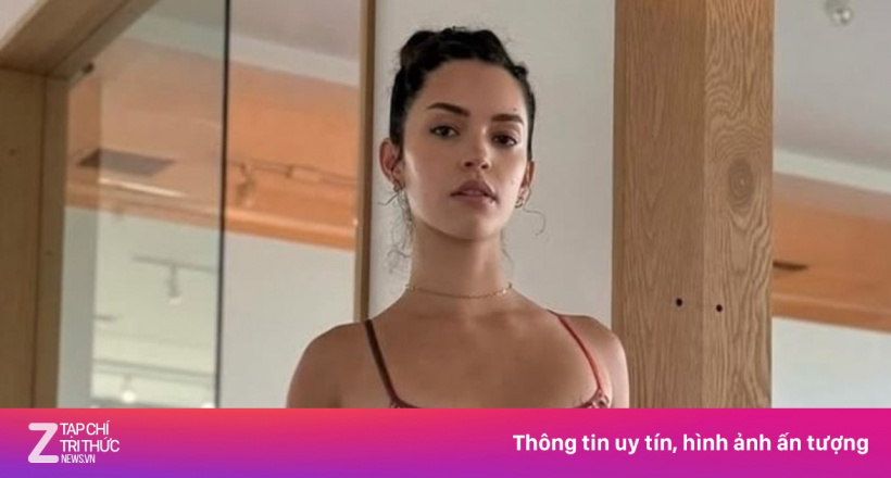 Nữ ca sĩ mặc trang phục hở hang gây sốc