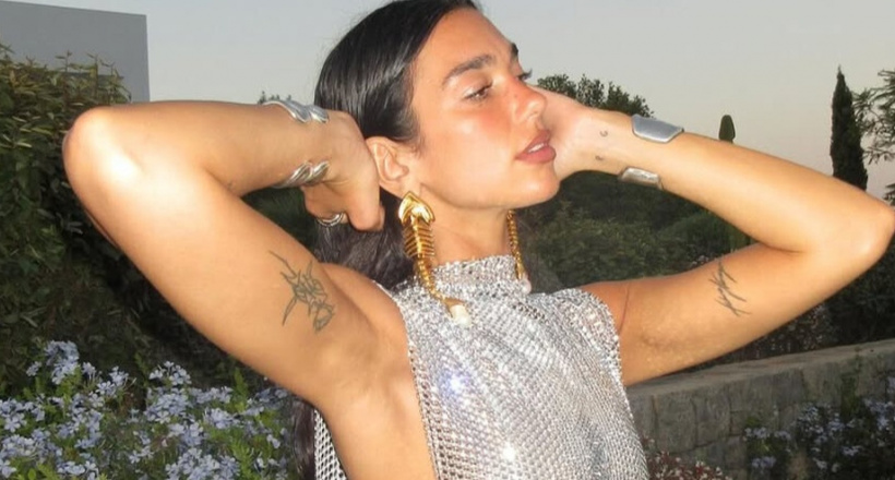 Váy xẻ mạn sườn ngày càng táo bạo