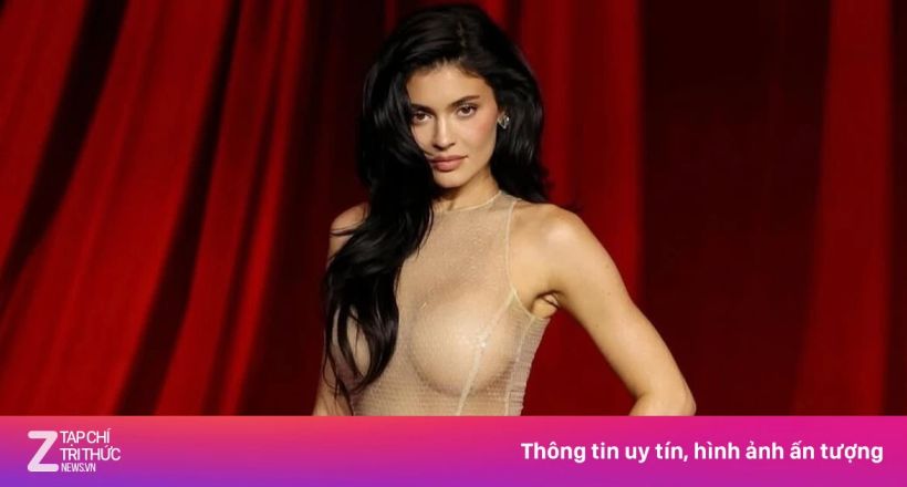 Váy khỏa thân 'hết cửa' trong năm 2026?