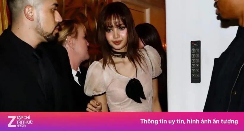 Lisa lại mặc váy xuyên thấu