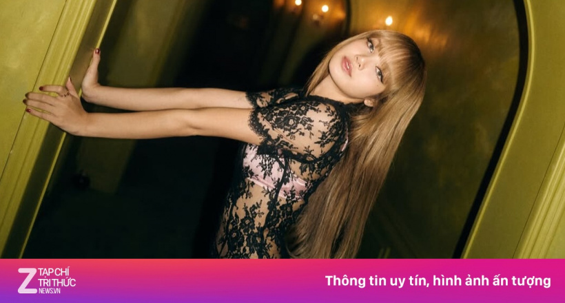 Lisa mặc 'váy khỏa thân' khoe nội y hồng