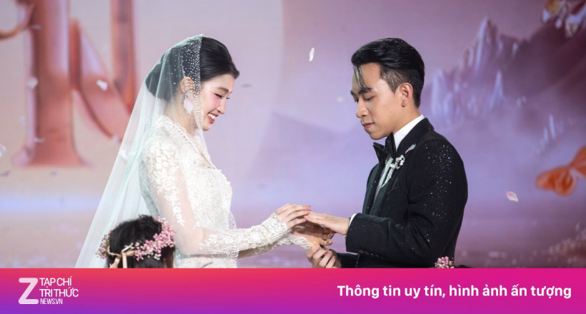 Phương Nhi diện váy cưới ren cạnh chồng Minh Hoàng