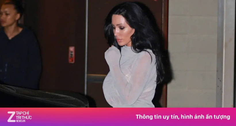 Vợ Kanye West mặc xuyên thấu xuống phố
