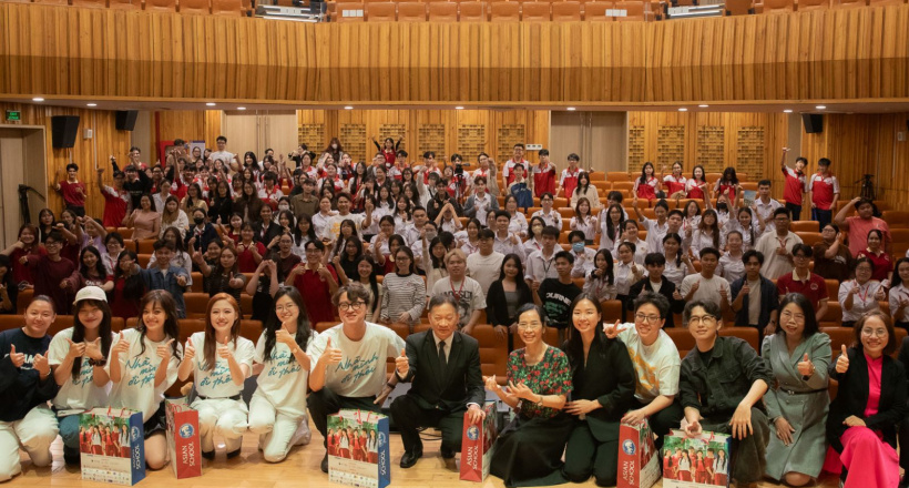 Uyển Ân, Đoàn Thế Vinh cùng dàn cast Nhà Mình Đi Thôi mở school tour