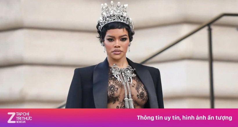 Chiếc váy xuyên thấu gây sốc ở Paris