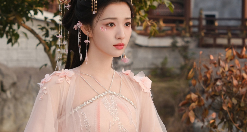 Vương Sở Nhiên “khổng tước xoè đuôi” trong Còn Ra Thể Thống Gì Nữa?