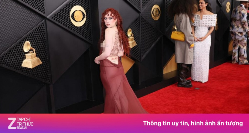 Sao nữ nguy cơ bị phạt vì váy 'khỏa thân'