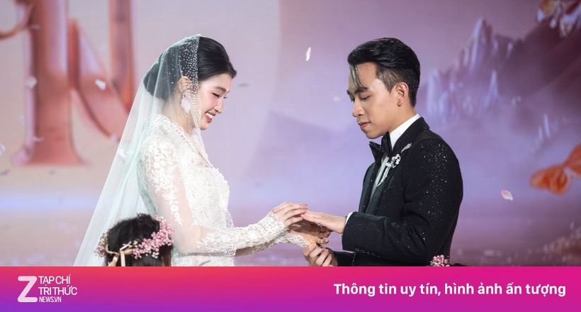 Phương Nhi diện váy cưới ren cạnh chồng Minh Hoàng