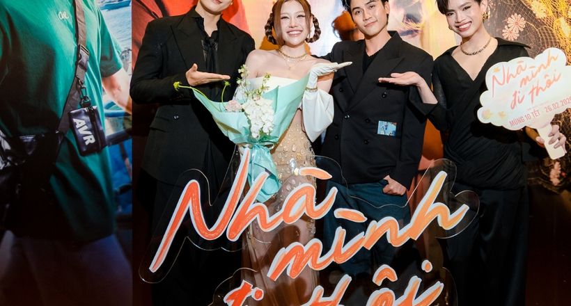 Dàn mỹ nam Vbiz “nhả vía” cho ekip Nhà Mình Đi Thôi tại buổi công chiếu