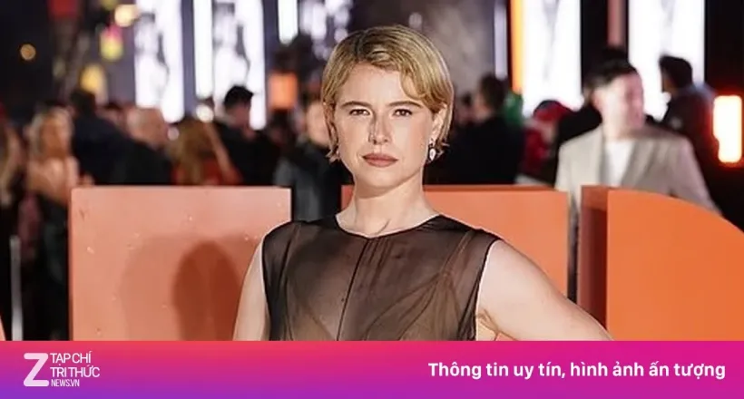 Nữ diễn viên mặc xuyên thấu gây chú ý