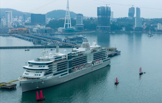 Du khách tàu biển đến vịnh Hạ Long được chào đón bằng âm nhạc