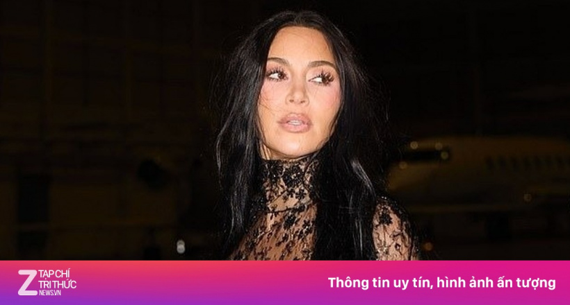 Kim Kardashian mặc xuyên thấu khi hẹn hò