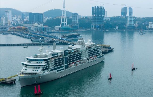 Du khách tàu biển đến vịnh Hạ Long được chào đón bằng âm nhạc