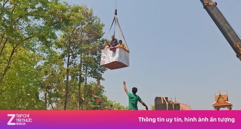 Ca sĩ Thái Lan rải tiền cho người dân sau khi trúng số