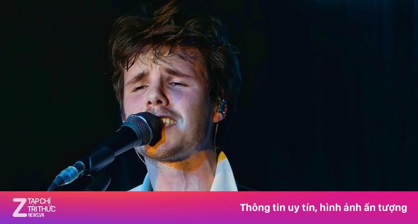 Con trai Beckham bật khóc