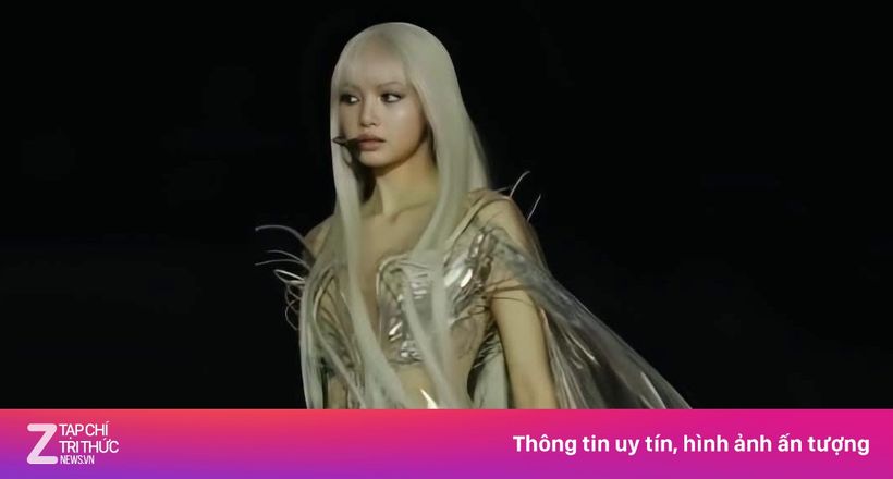 Lisa gây sốt