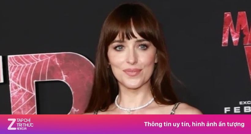 Mỹ nhân '50 sắc thái' si mê bạn trai kém 8 tuổi