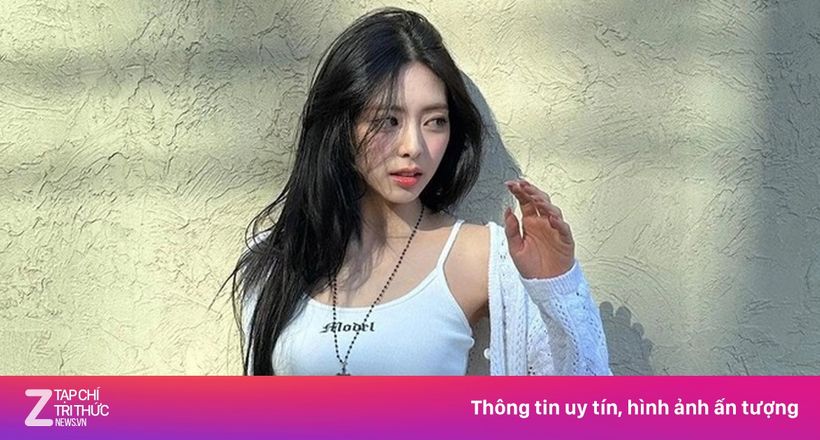 Vóc dáng nữ ca sĩ sinh năm 2003 đang gây bàn tán