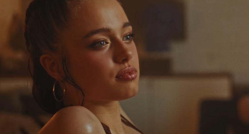 Shiloh, con gái Angelina Jolie, tham gia MV KPop của Dayoung