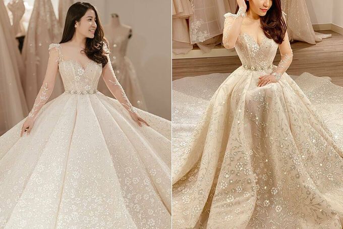 Váy cưới siết eo mang hơi thở mùa xuân được thiết kế dành riêng cho cô dâu Duyên Hà (Quảng Trị). Họa tiết hoa cỏ và những dải dây leo mềm mại giữ vai trò chủ đạo trên thân váy. Phần tà váy xếp nếp tạo dáng như một bông hoa nhiều cánh. Khi cô dâu ngồi xuống, những cánh hoa ấy xòe rộng sang hai bên tạo dáng như một bông hoa ở thời điểm nở rộ nhất, đẹp đẽ nhất. Một điểm đặc biệt khác được NTK tiết lộ chính là những bông hoa nhũ trắng được dập nổi trên trên váy, tạo sự tương phản độc đáo giữa sắc trắng của hoa và lớp vải tuyn màu nude.