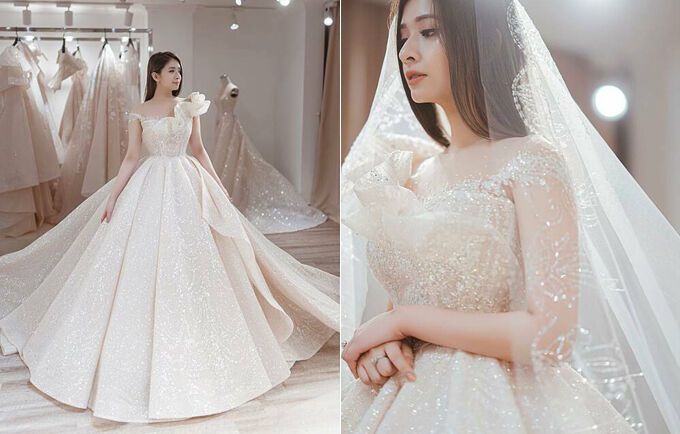 Váy cưới đính 12.000 viên đá pha lê Swarovski của nàng dâu xứ Huế Linh Chi được làm hoàn toàn bằng vải ren dệt cùng sợi đá để cô dâu thực sự tỏa sáng và lộng lẫy trong ngày trọng đại. Phần vai áo bất đối xứng là điểm nhấn đặc biệt và tôn nét điệu đà, nữ tính cho nàng dâu.