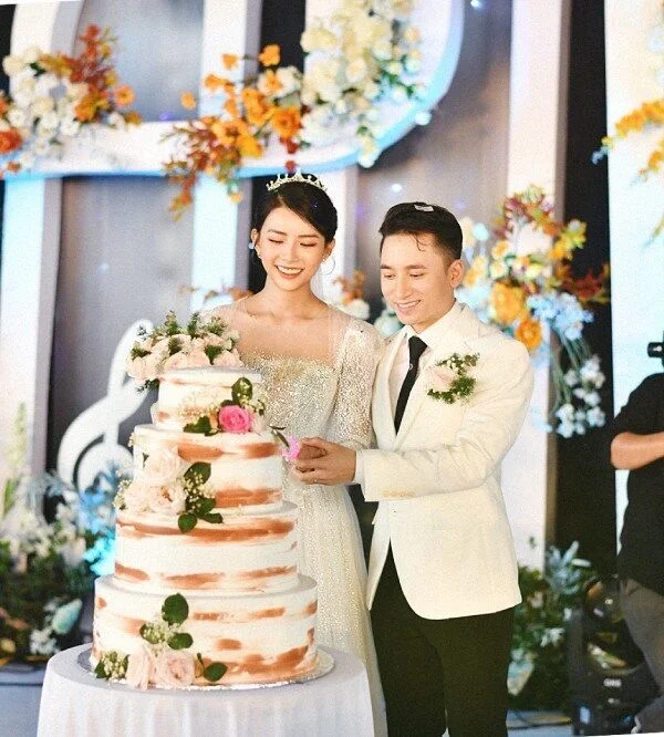 Khánh Vy rất xinh đẹp trong chiếc váy tinh tế, búi tóc, trang điểm đơn giản.