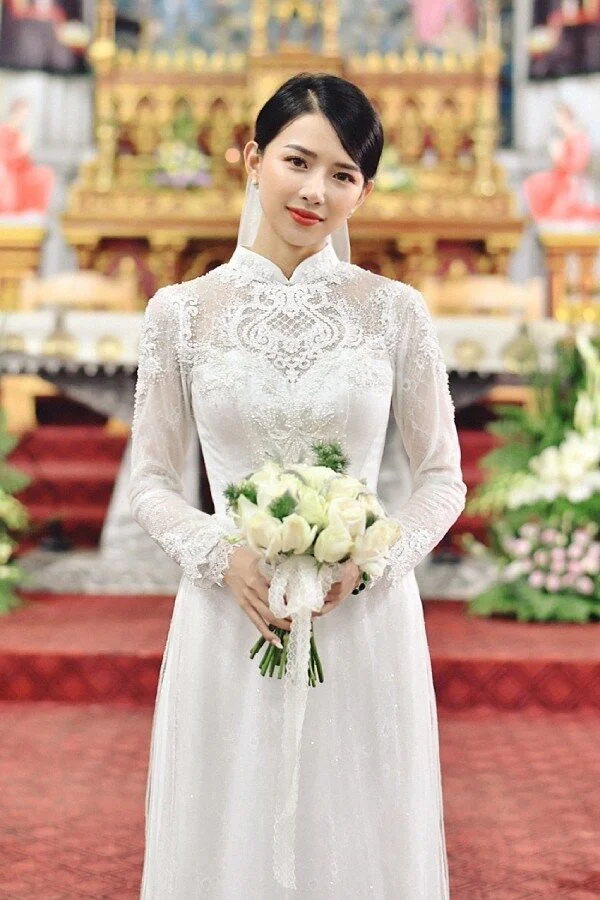 Trước đó, Khánh Vy diện bộ áo dài trắng có giá 40 triệu đồng.