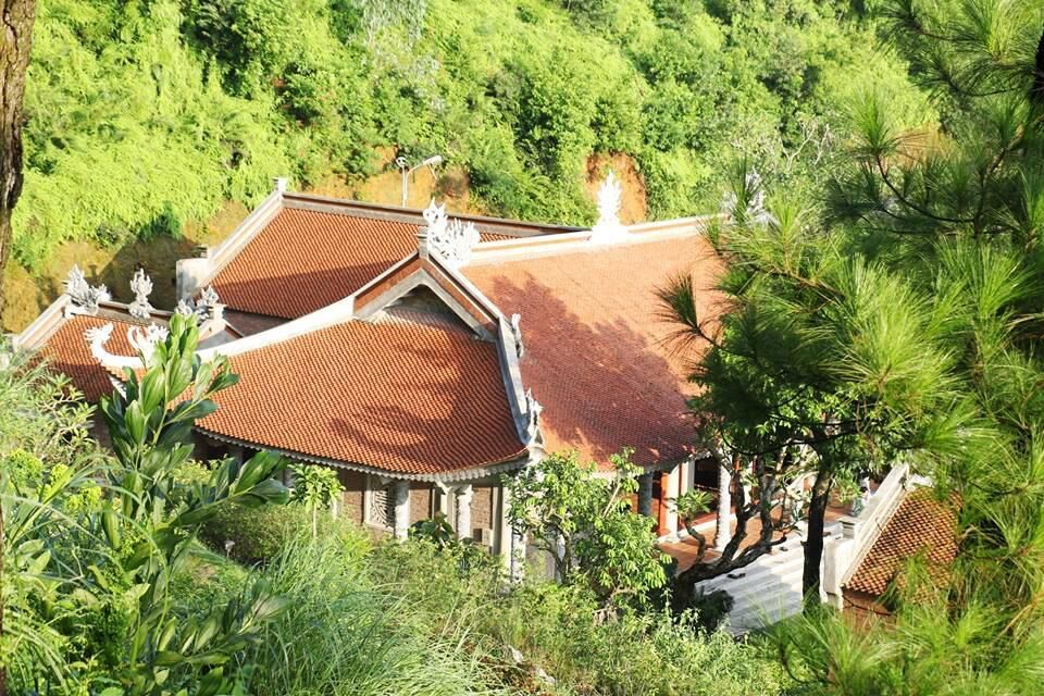 Chùa ẩn mình trong thiên nhiên xanh mát. (Ảnh: DulichVietNam)