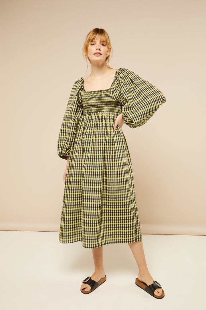 Váy maxi gingham của thương hiệu Plumo