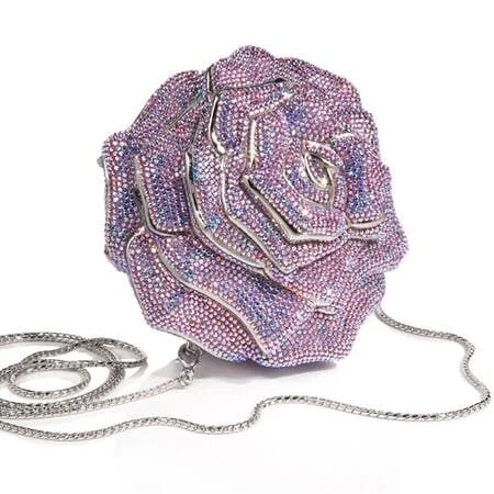Chiếc túi có kiểu dáng của một bông hoa hồng lấp lánh bởi những viên kim cương và đá tourmaline đắt tiền.