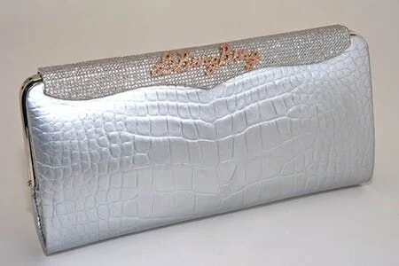 Mẫu ví cầm tay Cleopatra Clutch luôn được các ngôi sao Hollywood hạng A diện trên thảm đỏ.