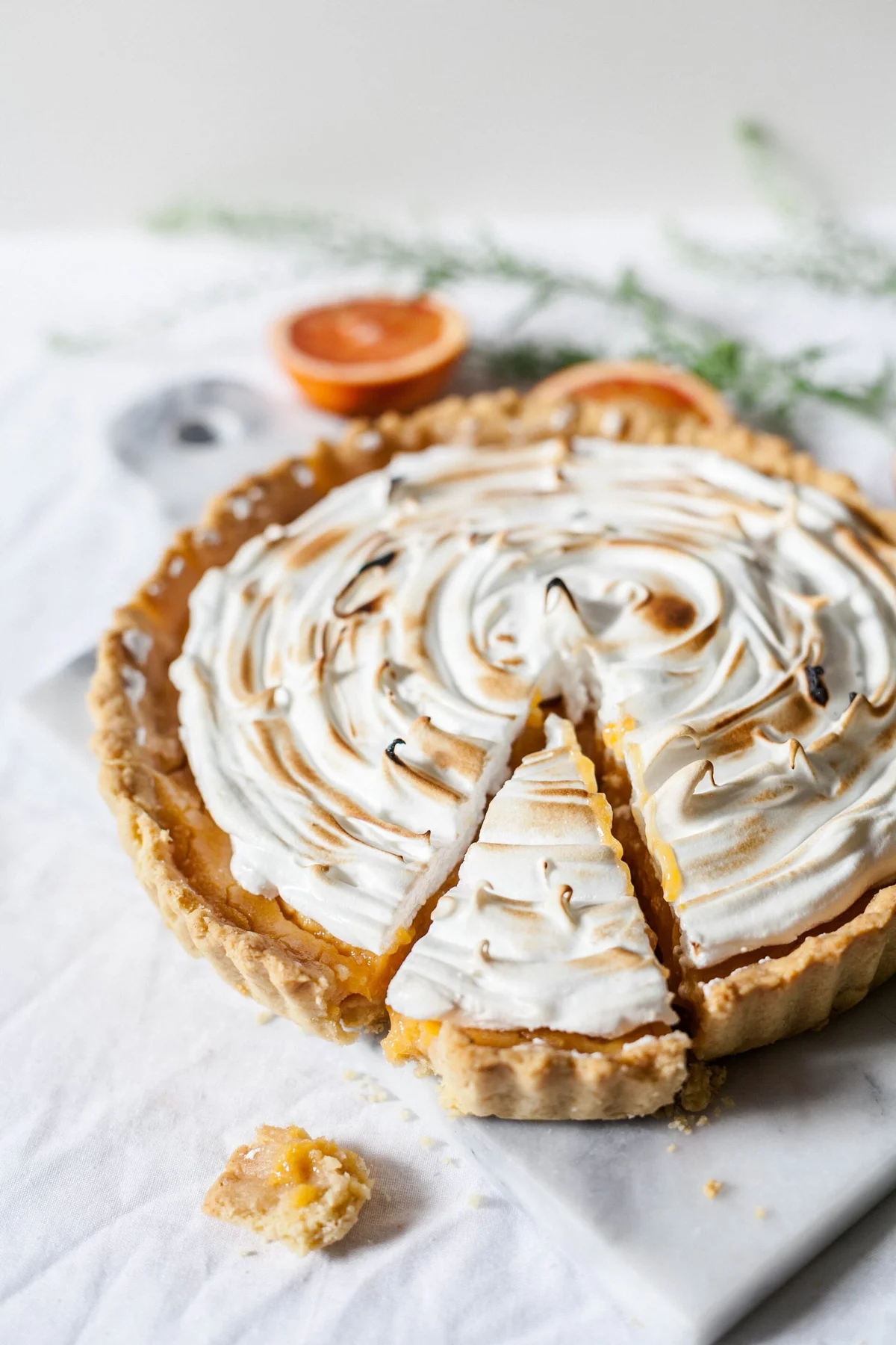 Bánh có lớp táo trên cùng thấm đẫm caramel và bơ, dưới là phần vỏ dạng tart giòn.