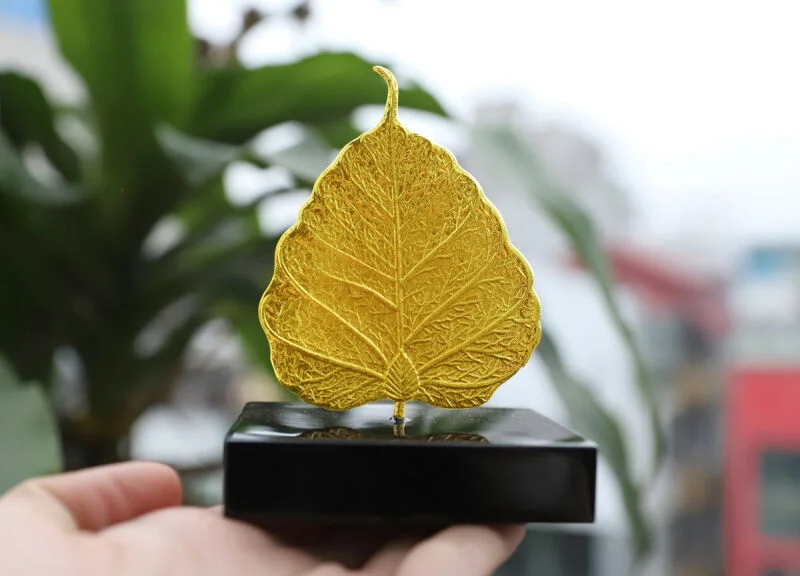 Lá Bồ Đề mạ vàng - Món quà với ý nghĩa mong muốn cuộc sống luôn gặp nhiều may mắn, bình an và hạnh phúc, là điều mà mọi người mẹ mong ước và luôn cố gắng hướng tới cho gia đình.