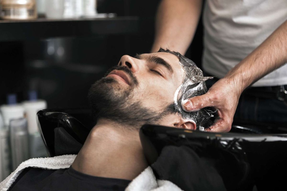 Nam giới cũng cần đến dầu xả để chăm sóc tóc.