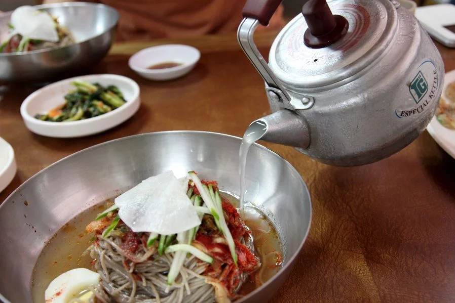 Naengmyeon có hai loại là Naengmyeon-mul và Naengmyeon-bibim.