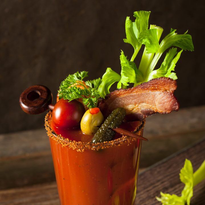Cocktail Bloody Caesar có mùi khá nặng. Chính vì vậy, du khách chỉ nên nhấp một ngụm nhỏ để quen dần với hương vị này.