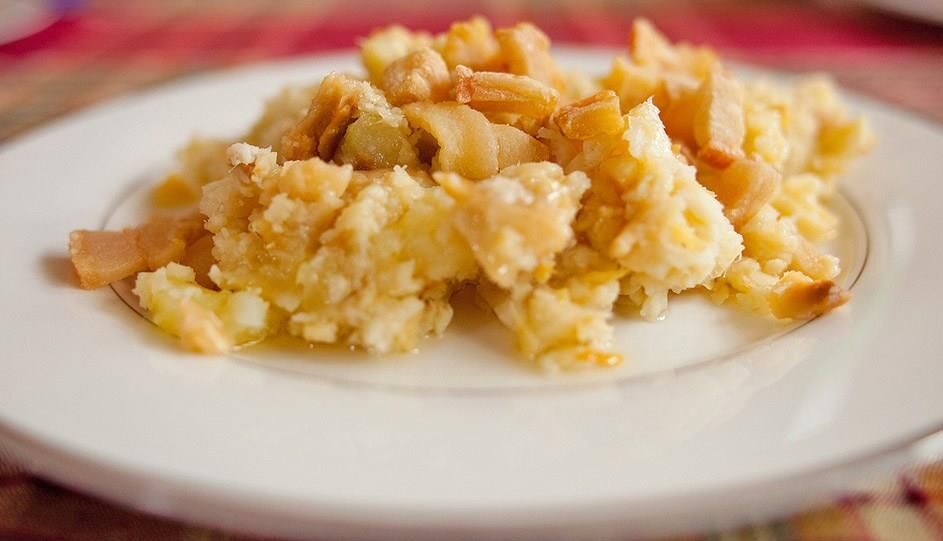 Fish and Brewis là món ăn được kết hợp đặc biệt giữa cá tuyết muối, bánh mì cứng và tóp mỡ.