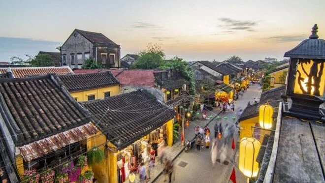 Phố cổ Hội An lọt top 10 điểm du lịch không có ô tô đẹp nhất thế giới - 1