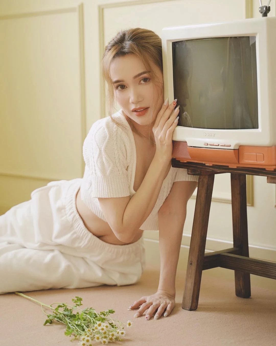 Instagram look sao Việt tuần qua: Hà Tăng ở nhà mà lên đồ sang hết nấc, vòng 1 xôi thịt của Minh Hằng chiếm sóng - Ảnh 11.
