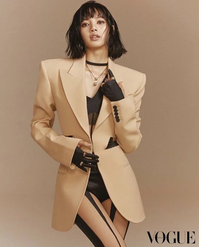 Lisa xuất hiện “nóng bỏng” trên bìa tạp chí Vogue Hồng Kông-4