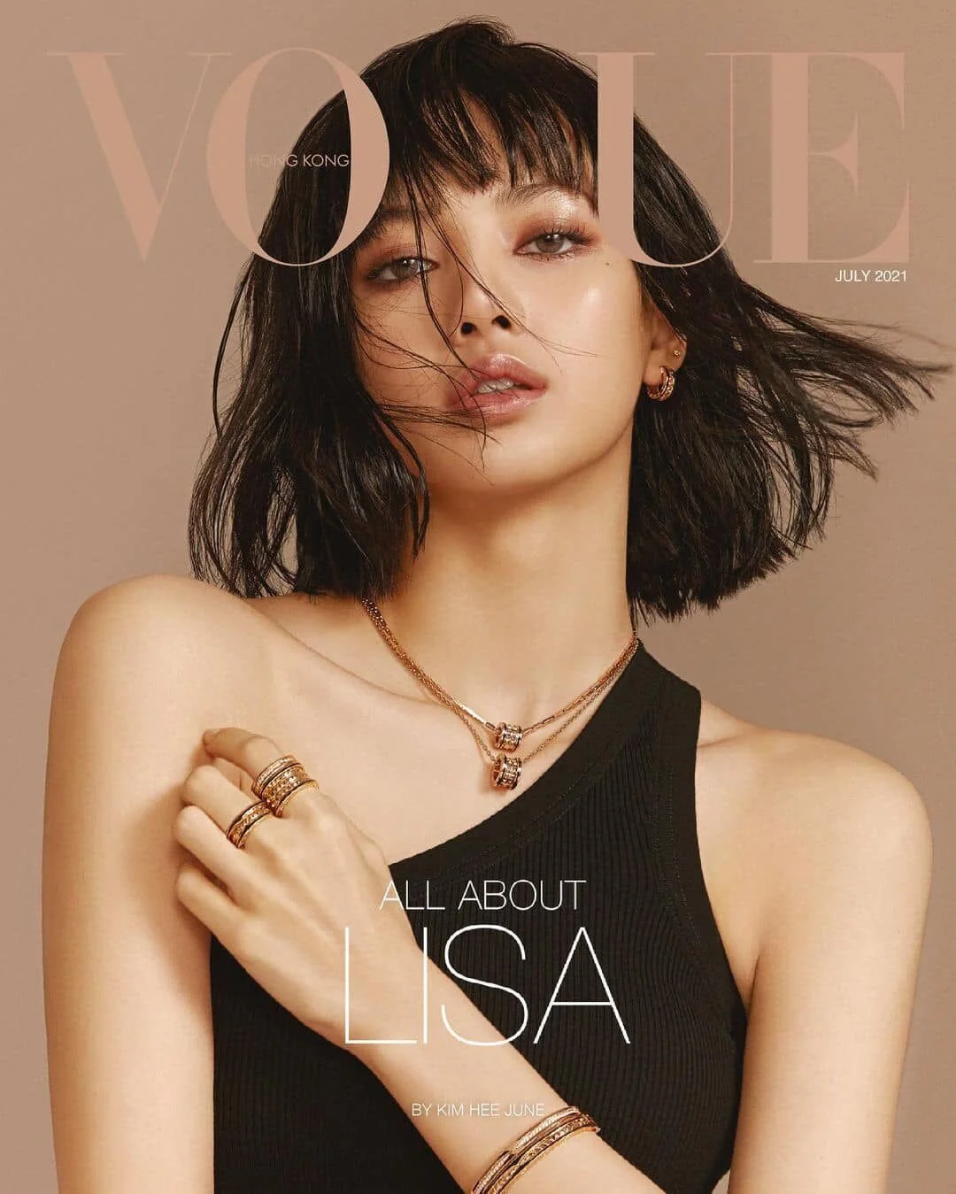Lisa xuất hiện “nóng bỏng” trên bìa tạp chí Vogue Hồng Kông-3