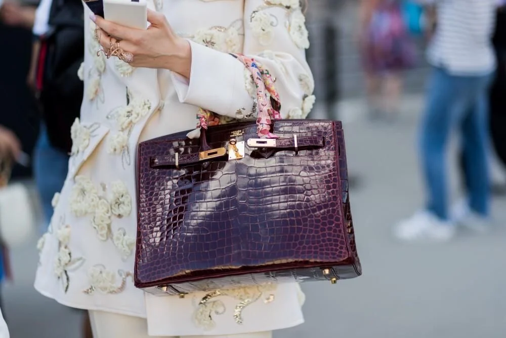 Túi xách Birkin kết hợp hoàn hảo giữa vẻ đẹp tự do và quyến rũ của biểu tượng người Pháp Jane Birkin.