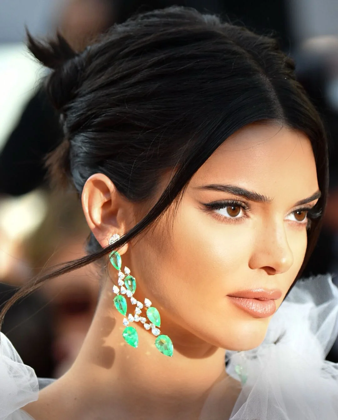 Không chạm tay trần lên mặt là quy tắc Kendall luôn tuân thủ từ khi còn bé để bào vệ làn da.