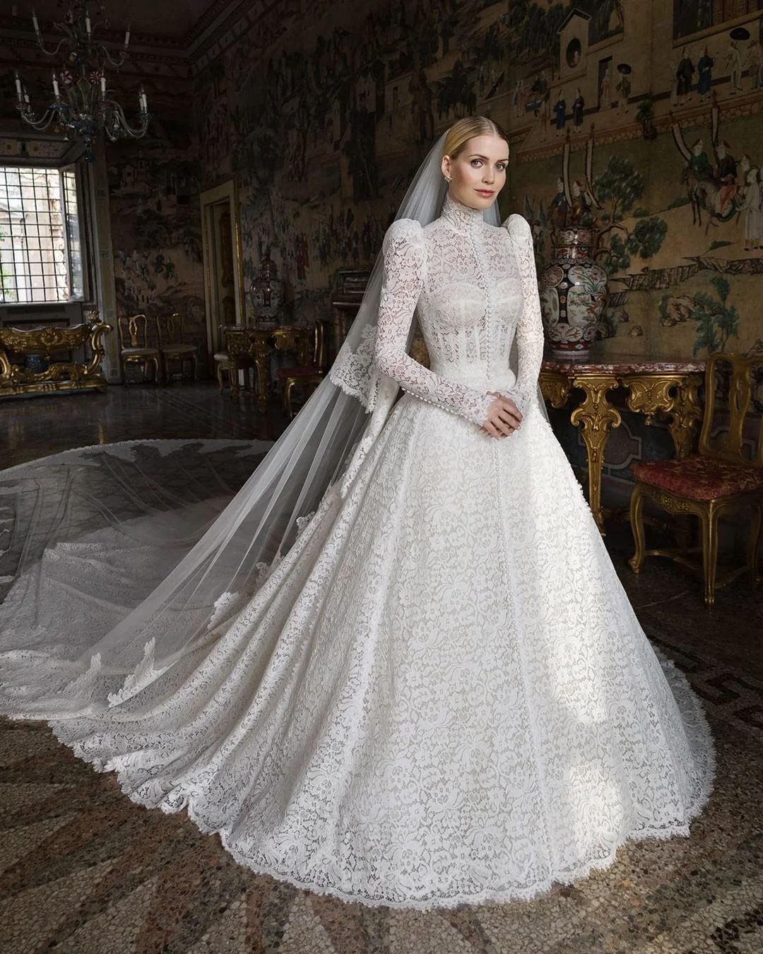 Cháu gái Công nương Diana mặc 5 váy cưới xa hoa của Dolce & Gabbana