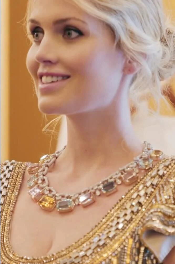Cháu gái Công nương Diana mặc 5 váy cưới xa hoa của Dolce & Gabbana-7